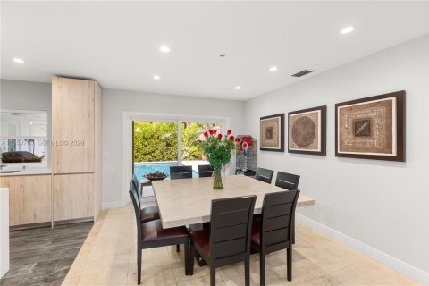 House in Coral Gables, Florida 3 bedrooms, 185.43 sq.m. № 2006737 - photo 9