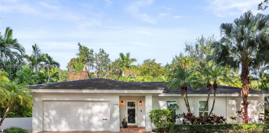 House in Coral Gables, Florida 3 bedrooms, 185.43 sq.m. № 2006737