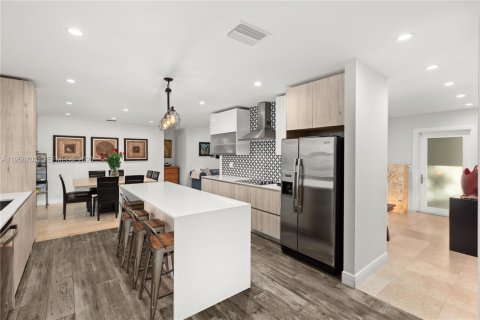 House in Coral Gables, Florida 3 bedrooms, 185.43 sq.m. № 2006737 - photo 14