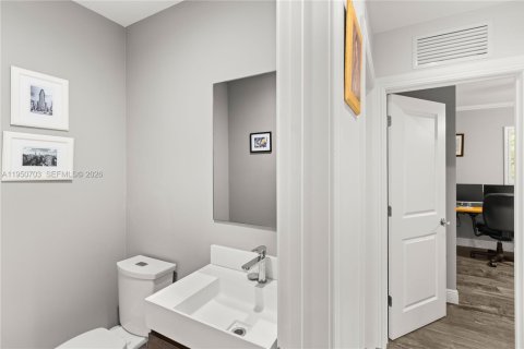 House in Coral Gables, Florida 3 bedrooms, 185.43 sq.m. № 2006737 - photo 29