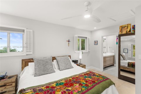 House in Coral Gables, Florida 3 bedrooms, 185.43 sq.m. № 2006737 - photo 23