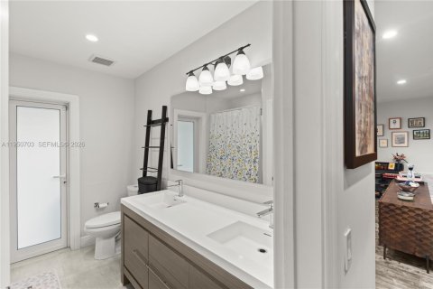 House in Coral Gables, Florida 3 bedrooms, 185.43 sq.m. № 2006737 - photo 30