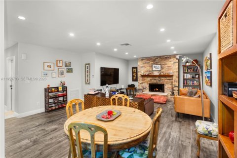 House in Coral Gables, Florida 3 bedrooms, 185.43 sq.m. № 2006737 - photo 21