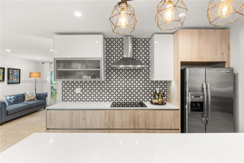 House in Coral Gables, Florida 3 bedrooms, 185.43 sq.m. № 2006737 - photo 15