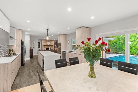 House in Coral Gables, Florida 3 bedrooms, 185.43 sq.m. № 2006737 - photo 28