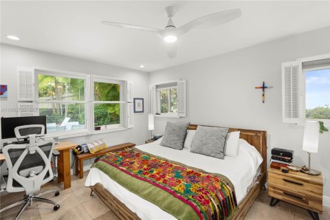 House in Coral Gables, Florida 3 bedrooms, 185.43 sq.m. № 2006737 - photo 22