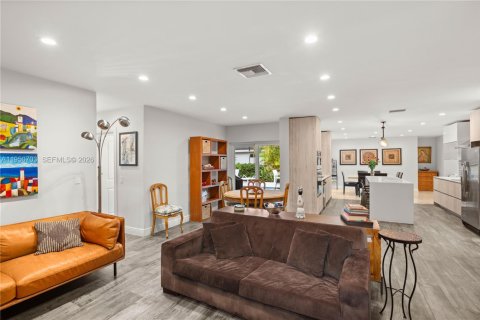 House in Coral Gables, Florida 3 bedrooms, 185.43 sq.m. № 2006737 - photo 19