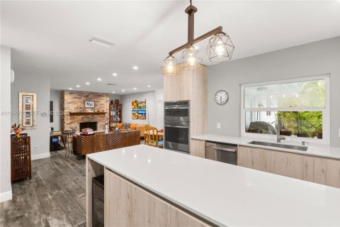 House in Coral Gables, Florida 3 bedrooms, 185.43 sq.m. № 2006737 - photo 16