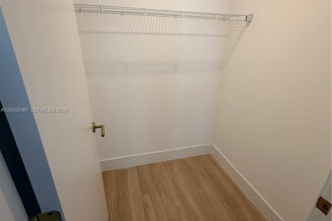 Condo in Miami, Florida, 1 bedroom № 2248401 - photo 9