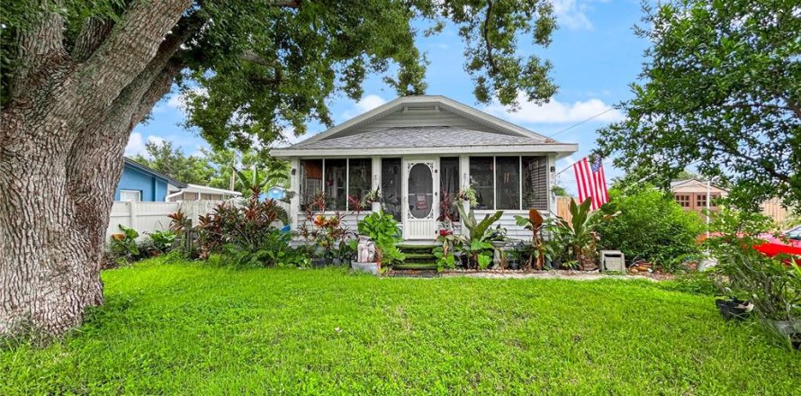 House in Largo, Florida 3 bedrooms, 100.15 sq.m. № 1912646
