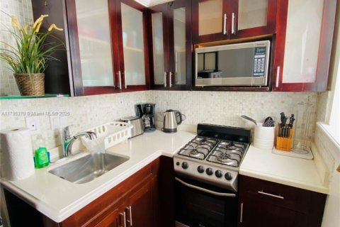 Condo in Miami Beach, Florida, 1 bedroom № 1959139 - photo 5