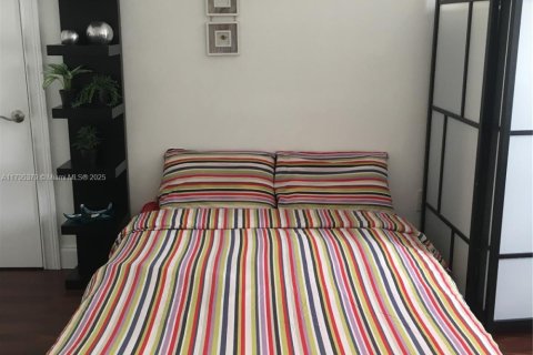 Condo in Miami Beach, Florida, 1 bedroom № 1959139 - photo 11