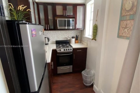 Condo in Miami Beach, Florida, 1 bedroom № 1959139 - photo 7