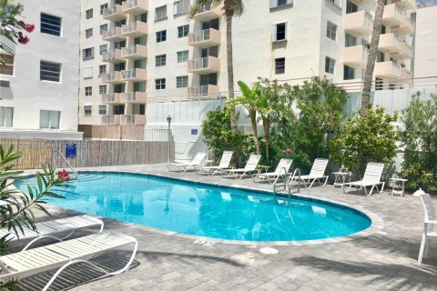 Condo in Miami Beach, Florida, 1 bedroom № 1959139 - photo 1