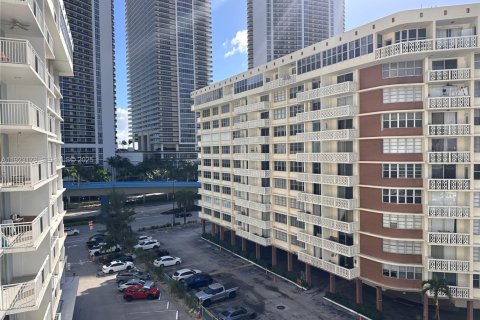 Снять в аренду кондоминиум в Халландейл-Бич, Флорида 1 спальня, 60.01м2, № 1982718 - фото 3