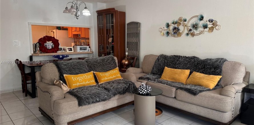 Кондоминиум с 1 спальней в Халландейл-Бич, Флорида № 1982718