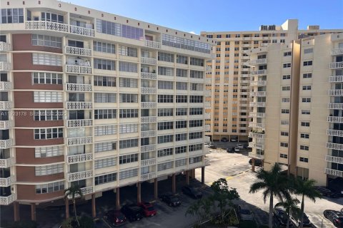 Снять в аренду кондоминиум в Халландейл-Бич, Флорида 1 спальня, 60.01м2, № 1982718 - фото 2