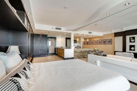 Condo in Hallandale Beach, Florida, 2 bedrooms  № 2013715 - photo 4