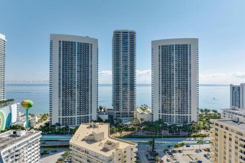 Condo in Hallandale Beach, Florida, 2 bedrooms  № 2013715 - photo 8