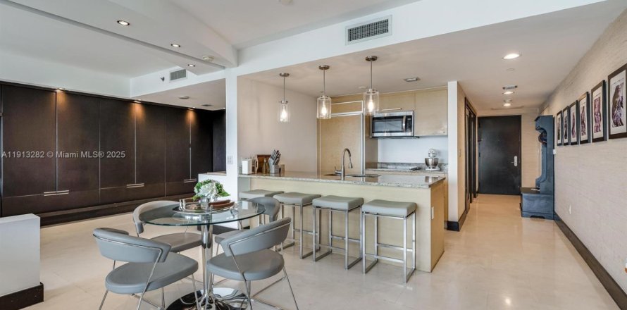 Condo in Hallandale Beach, Florida, 2 bedrooms  № 2013715