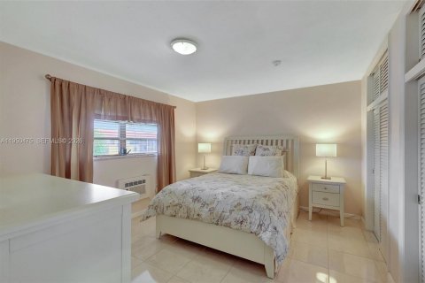 Condo in Miami, Florida, 1 bedroom  № 2008793 - photo 12