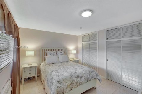 Condo in Miami, Florida, 1 bedroom  № 2008793 - photo 13