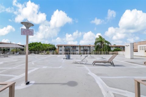 Condo in Miami, Florida, 1 bedroom  № 2008793 - photo 21