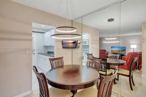 Condo in Miami, Florida, 1 bedroom  № 2008793 - photo 2