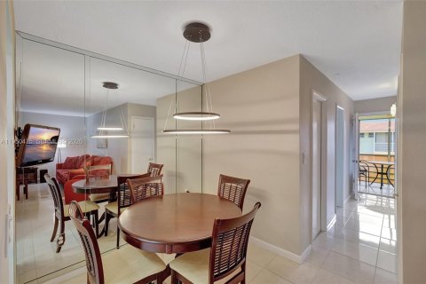 Condo in Miami, Florida, 1 bedroom  № 2008793 - photo 7