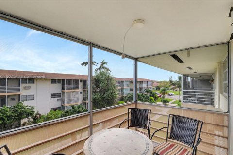 Condo in Miami, Florida, 1 bedroom  № 2008793 - photo 10