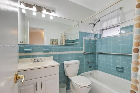 Condo in Miami, Florida, 1 bedroom  № 2008793 - photo 11