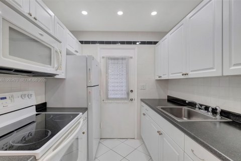 Condo in Miami, Florida, 1 bedroom  № 2008793 - photo 3