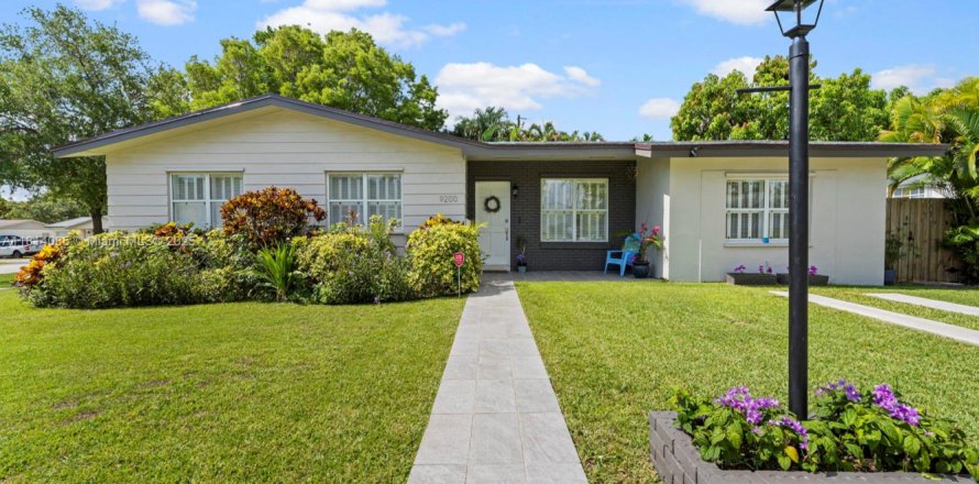 House in Palmetto Bay, Florida 3 bedrooms, 160.54 sq.m. № 1766306