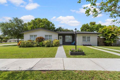 House in Palmetto Bay, Florida 3 bedrooms, 160.54 sq.m. № 1766306 - photo 2