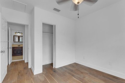 Propiedad comercial en venta en Miami, Florida, 245.82 m2 № 2015529 - foto 24