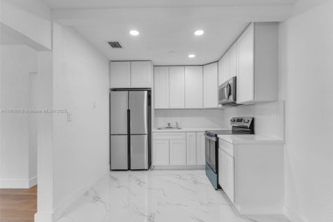 Propiedad comercial en venta en Miami, Florida, 245.82 m2 № 2015529 - foto 11