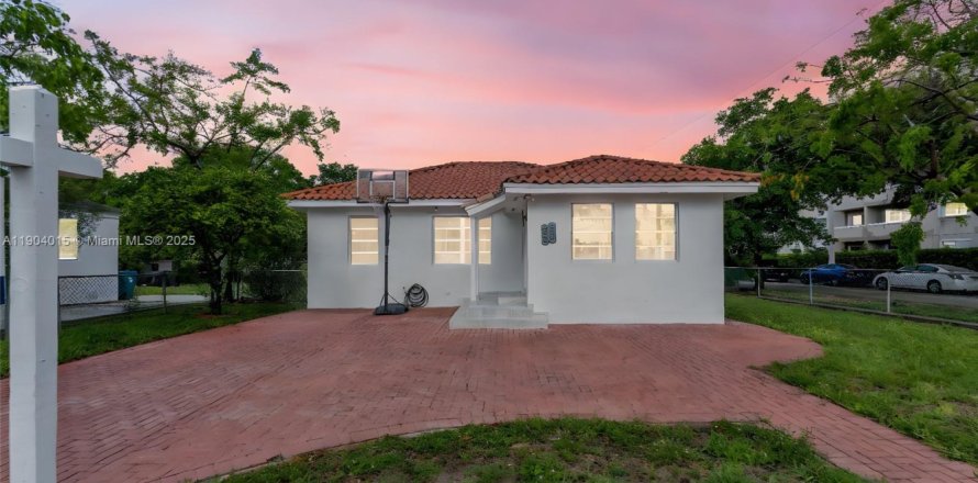 Propiedad comercial en Miami, Florida 245.82 m2 № 2015529