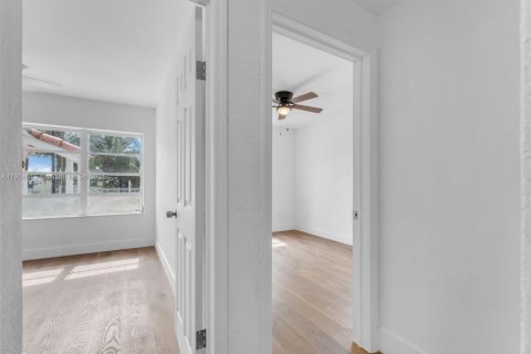 Propiedad comercial en venta en Miami, Florida, 245.82 m2 № 2015529 - foto 28