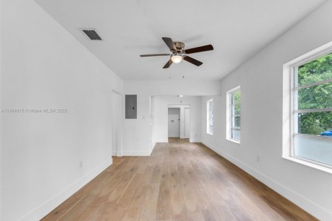 Propiedad comercial en venta en Miami, Florida, 245.82 m2 № 2015529 - foto 6