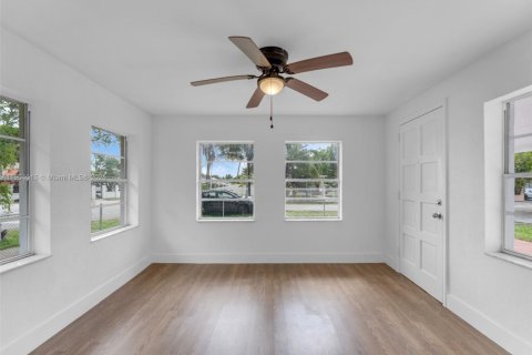 Propiedad comercial en venta en Miami, Florida, 245.82 m2 № 2015529 - foto 14