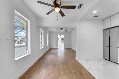 Propiedad comercial en venta en Miami, Florida, 245.82 m2 № 2015529 - foto 19