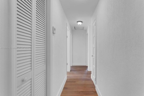 Propiedad comercial en venta en Miami, Florida, 245.82 m2 № 2015529 - foto 21