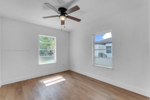 Propiedad comercial en venta en Miami, Florida, 245.82 m2 № 2015529 - foto 29