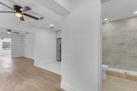 Propiedad comercial en venta en Miami, Florida, 245.82 m2 № 2015529 - foto 18