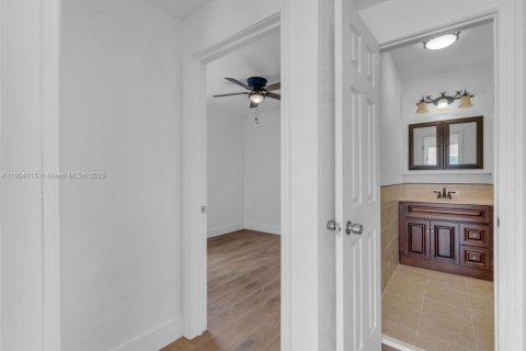 Propiedad comercial en venta en Miami, Florida, 245.82 m2 № 2015529 - foto 25