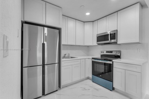 Propiedad comercial en venta en Miami, Florida, 245.82 m2 № 2015529 - foto 16