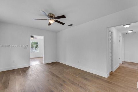 Propiedad comercial en venta en Miami, Florida, 245.82 m2 № 2015529 - foto 12