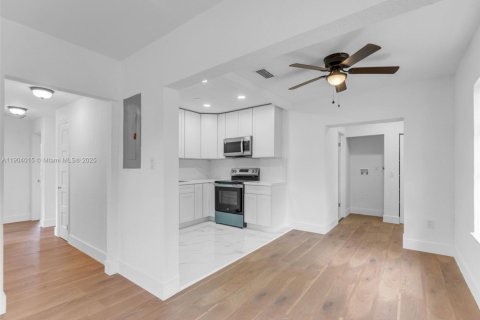 Propiedad comercial en venta en Miami, Florida, 245.82 m2 № 2015529 - foto 9