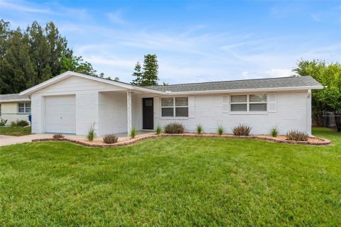 House in Holiday, Florida 3 bedrooms, 108.14 sq.m. № 2112732