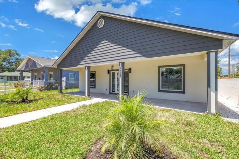 House in Saint Petersburg, Florida 3 bedrooms, 141.49 sq.m. № 2235898